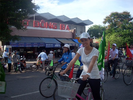 Mai Phương Thuý “quay đều” trên đất Huế - 11 Mai Phương Thuý “quay đều” trên đất Huế - 11