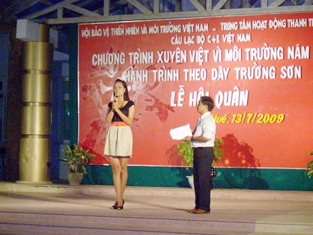 Mai Phương Thuý “quay đều” trên đất Huế - 1 Mai Phương Thuý “quay đều” trên đất Huế - 1