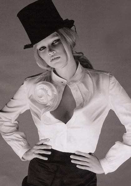 Lara Stone “hút mắt” với vẻ đẹp cổ điển - 6 Lara Stone “hút mắt” với vẻ đẹp cổ điển - 6