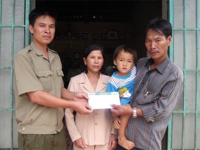 Cháu bé có cha mẹ bị sát hại nhận quà nhân ái - 3 Cháu bé có cha mẹ bị sát hại nhận quà nhân ái - 3