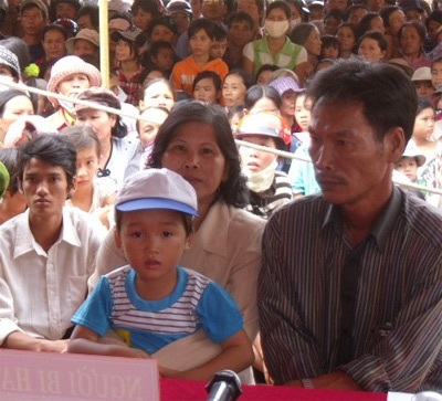 Cháu bé có cha mẹ bị sát hại nhận quà nhân ái - 2 Cháu bé có cha mẹ bị sát hại nhận quà nhân ái - 2