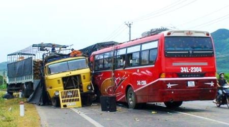 3 xe tải, 1 xe khách đâm nhau trên dốc đèo - 1 3 xe tải, 1 xe khách đâm nhau trên dốc đèo - 1