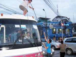 Ùn tắc giao thông giữa Hà Nội vì một sợi dây  - 1