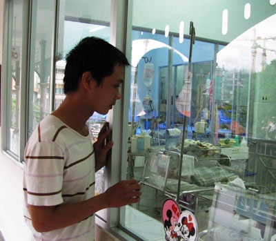 Nỗi giằng xé của người cha có con mang bệnh thận - 1 Nỗi giằng xé của người cha có con mang bệnh thận - 1