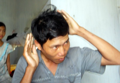 Cách chức Trưởng ban văn hoá xã đánh người bằng giày - 1