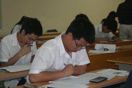 Nhiều ĐH dự đoán điểm chuẩn thấp hơn năm 2008 - 1