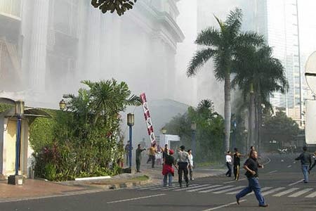 Bom lại nổ tại trung tâm mua sắm Jakarta, 2 người chết - 1 Bom lại nổ tại trung tâm mua sắm Jakarta, 2 người chết - 1