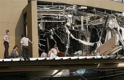 Đánh bom liên tiếp 2 khách sạn, 9 người thiệt mạng, 50 người bị thương - 9