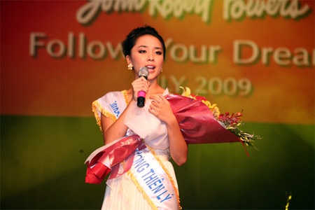 Á hậu Thiên Lý “ghi điểm” trên sân khấu - 3 Á hậu Thiên Lý “ghi điểm” trên sân khấu - 3