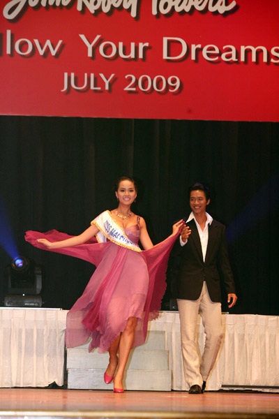 Á hậu Thiên Lý “ghi điểm” trên sân khấu - 9 Á hậu Thiên Lý “ghi điểm” trên sân khấu - 9