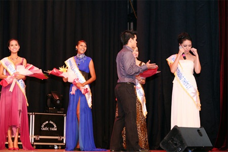 Á hậu Thiên Lý “ghi điểm” trên sân khấu - 5 Á hậu Thiên Lý “ghi điểm” trên sân khấu - 5