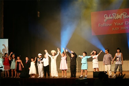 Á hậu Thiên Lý “ghi điểm” trên sân khấu - 14 Á hậu Thiên Lý “ghi điểm” trên sân khấu - 14