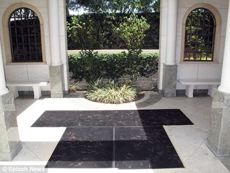 Khám phá hầm mộ yên nghỉ tạm thời của Michael Jackson - 2