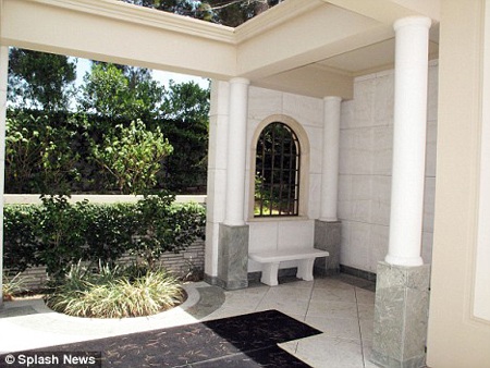 Khám phá hầm mộ yên nghỉ tạm thời của Michael Jackson - 1