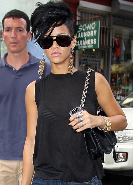 Rihanna khoe tóc mới sành điệu - 5 Rihanna khoe tóc mới sành điệu - 5