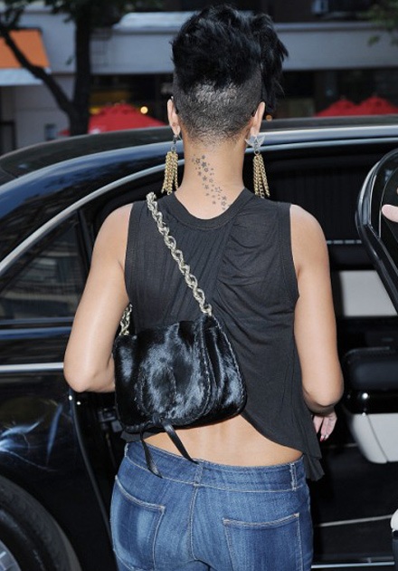 Rihanna khoe tóc mới sành điệu - 2 Rihanna khoe tóc mới sành điệu - 2