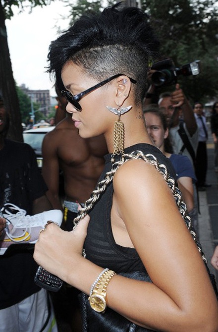 Rihanna khoe tóc mới sành điệu - 1 Rihanna khoe tóc mới sành điệu - 1