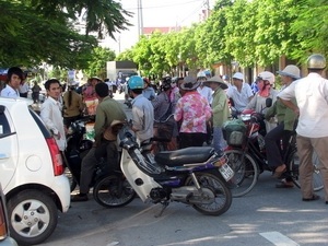 Dân phá trụ sở xã, tấn công nghi phạm bắt cóc trẻ em - 1 Dân phá trụ sở xã, tấn công nghi phạm bắt cóc trẻ em - 1