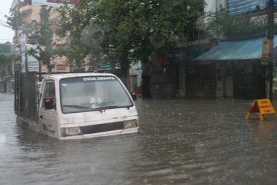 Hà Nội lại “quay cuồng” trong ngập và tắc đường - 10 Hà Nội lại “quay cuồng” trong ngập và tắc đường - 10