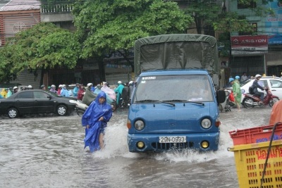Hà Nội lại “quay cuồng” trong ngập và tắc đường - 1 Hà Nội lại “quay cuồng” trong ngập và tắc đường - 1