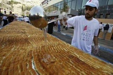 Bánh phô mai nặng gần 1,8 tấn - 2