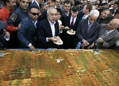 Bánh phô mai nặng gần 1,8 tấn - 4