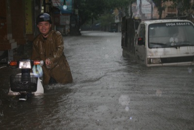 Hà Nội lại “quay cuồng” trong ngập và tắc đường - 9 Hà Nội lại “quay cuồng” trong ngập và tắc đường - 9