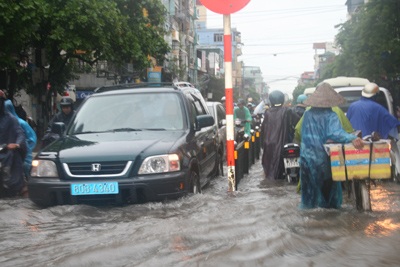 Hà Nội lại “quay cuồng” trong ngập và tắc đường - 22 Hà Nội lại “quay cuồng” trong ngập và tắc đường - 22