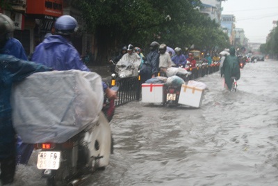 Hà Nội lại “quay cuồng” trong ngập và tắc đường - 11 Hà Nội lại “quay cuồng” trong ngập và tắc đường - 11