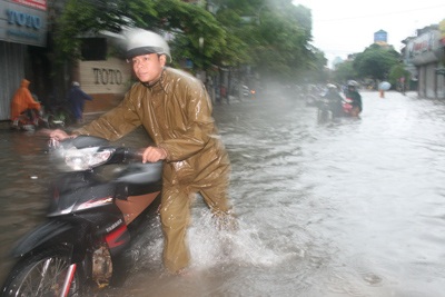 Hà Nội lại “quay cuồng” trong ngập và tắc đường - 12 Hà Nội lại “quay cuồng” trong ngập và tắc đường - 12
