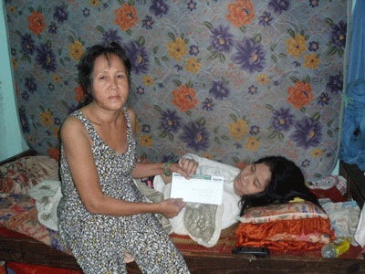 Quà nhân ái đến với Thu Ba và gia đình bà Mận - 2 Quà nhân ái đến với Thu Ba và gia đình bà Mận - 2