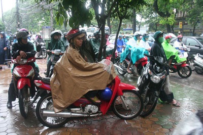 Hà Nội lại “quay cuồng” trong ngập và tắc đường - 3 Hà Nội lại “quay cuồng” trong ngập và tắc đường - 3