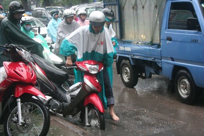 Hà Nội lại “quay cuồng” trong ngập và tắc đường - 6 Hà Nội lại “quay cuồng” trong ngập và tắc đường - 6