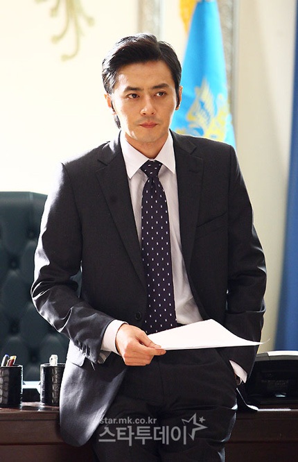 Han Chae Young rạng rỡ bên Jang Dong Gun - 23