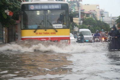 Hà Nội lại “quay cuồng” trong ngập và tắc đường - 23 Hà Nội lại “quay cuồng” trong ngập và tắc đường - 23
