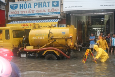 Hà Nội lại “quay cuồng” trong ngập và tắc đường - 25 Hà Nội lại “quay cuồng” trong ngập và tắc đường - 25