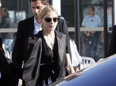 Madonna tới thăm nạn nhân vụ sập sân khấu - 4