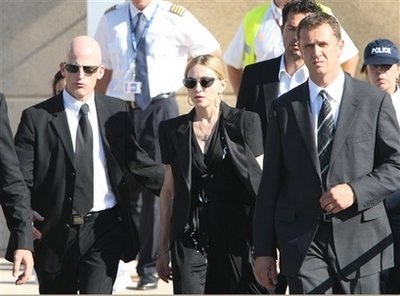 Madonna tới thăm nạn nhân vụ sập sân khấu - 2