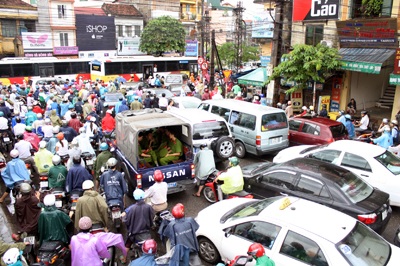 Độc chiêu “đắp đập”, vượt “sóng” của người Hà Nội - 11