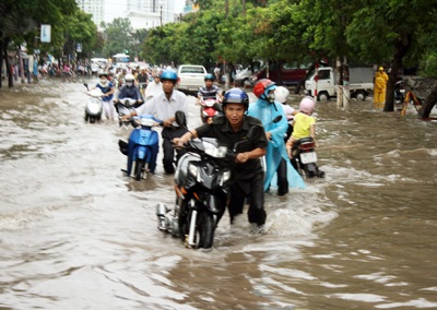 Độc chiêu “đắp đập”, vượt “sóng” của người Hà Nội - 10