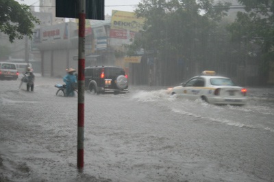 Hà Nội lại “quay cuồng” trong ngập và tắc đường - 7 Hà Nội lại “quay cuồng” trong ngập và tắc đường - 7