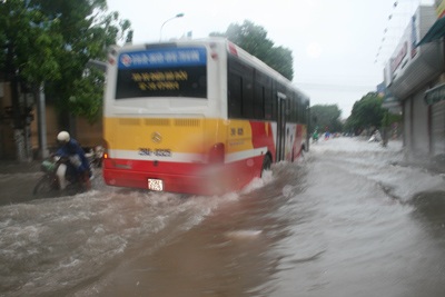Hà Nội lại “quay cuồng” trong ngập và tắc đường - 20 Hà Nội lại “quay cuồng” trong ngập và tắc đường - 20