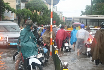 Hà Nội lại “quay cuồng” trong ngập và tắc đường - 15 Hà Nội lại “quay cuồng” trong ngập và tắc đường - 15