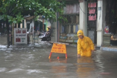 Hà Nội lại “quay cuồng” trong ngập và tắc đường - 24 Hà Nội lại “quay cuồng” trong ngập và tắc đường - 24