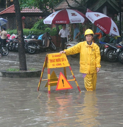 Ngày mưa, ngóng chuyện những người “ôm” nắp cống - 1