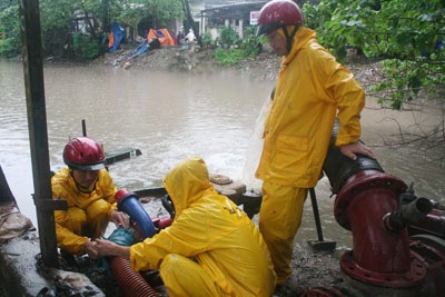 Ngày mưa, ngóng chuyện những người “ôm” nắp cống - 3