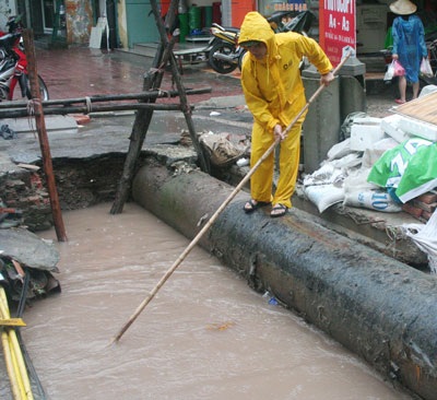 Ngày mưa, ngóng chuyện những người “ôm” nắp cống - 2