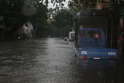 Hà Nội lại “quay cuồng” trong ngập và tắc đường - 21 Hà Nội lại “quay cuồng” trong ngập và tắc đường - 21