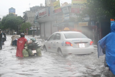 Hà Nội lại “quay cuồng” trong ngập và tắc đường - 13 Hà Nội lại “quay cuồng” trong ngập và tắc đường - 13