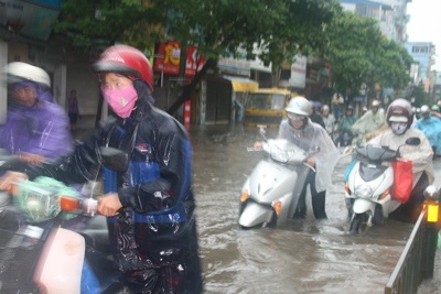Hà Nội lại “quay cuồng” trong ngập và tắc đường - 17 Hà Nội lại “quay cuồng” trong ngập và tắc đường - 17
